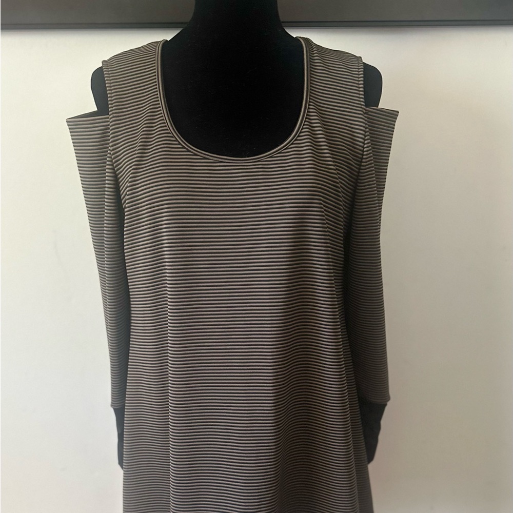 Women’s peekaboo shoulder top